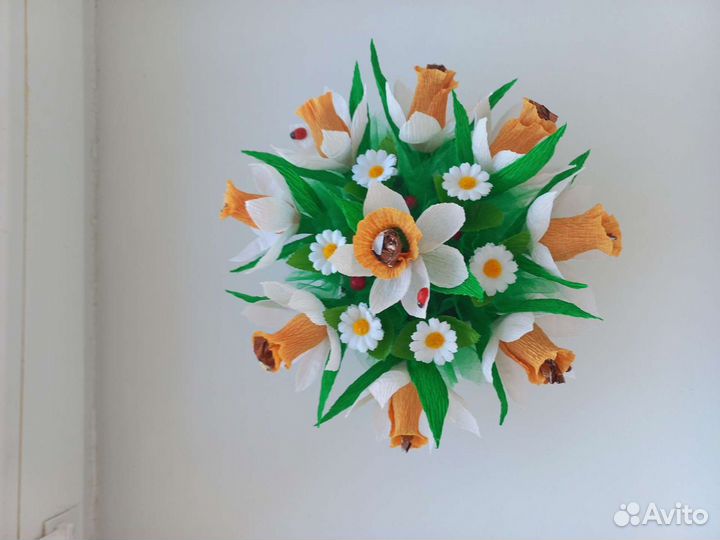 Весенняя композиция с конфетами