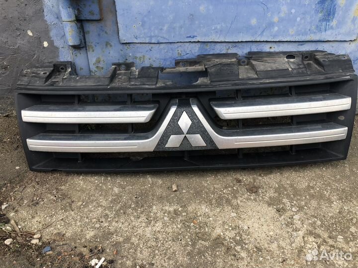 Решотка радиатора Mitsubishi Pajero 4