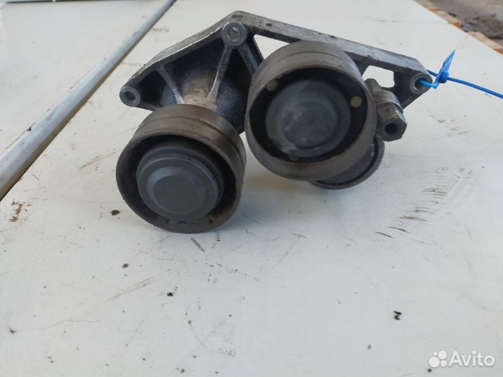 Ролик в сборе с натяжителем XF105 (DAF)