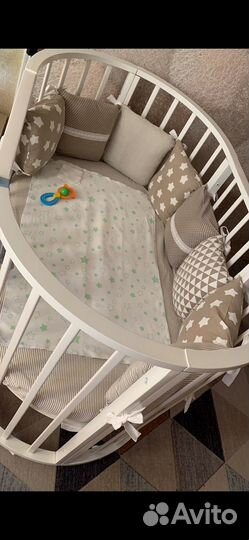 Детская кроватка с маятником круглая