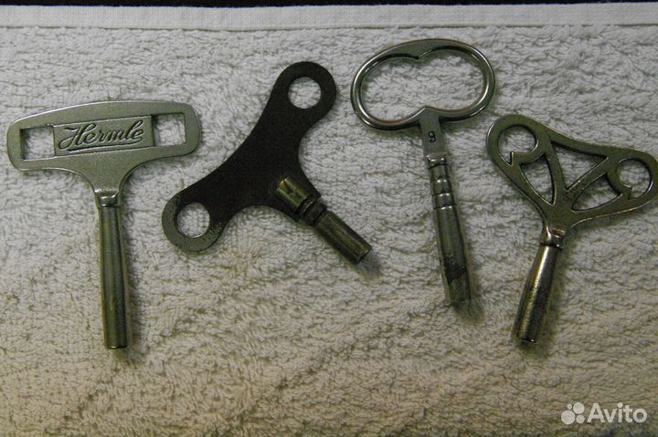 Старинные ключи для часов 30 штук разные