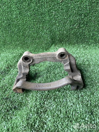 Скоба переднего суппорта VW Passat B5