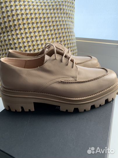 Лоферы кожаные бежевые uterque