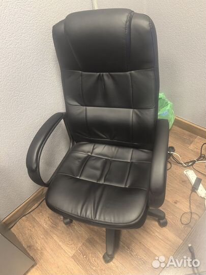 Компьютерное офисное кресло руководителя