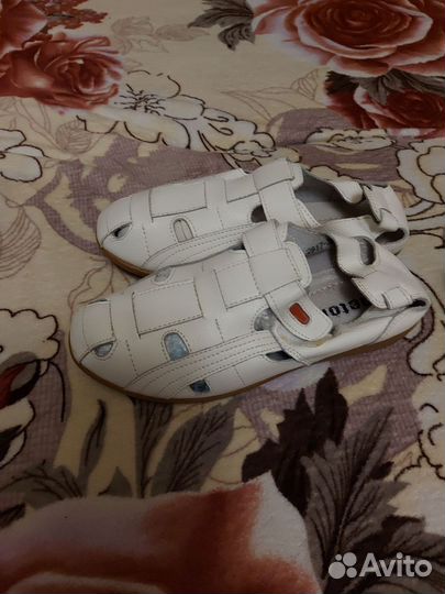 Сандали новые