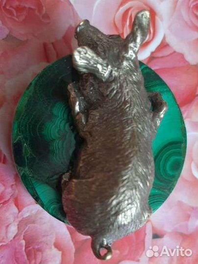 Статуэтка из бронзы на малахите