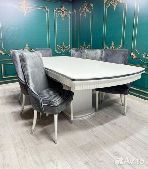 Стол и стулья для кухни. В наличии