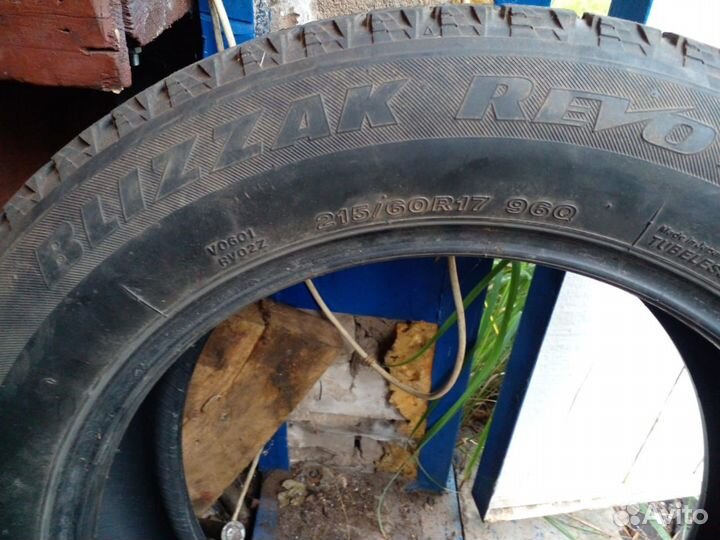 Bridgestone Blizzak DM-V1 215/60 R17