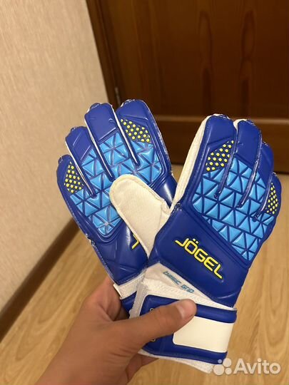 Вратарские перчатки