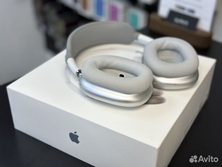 Apple AirPods Max. Silver
