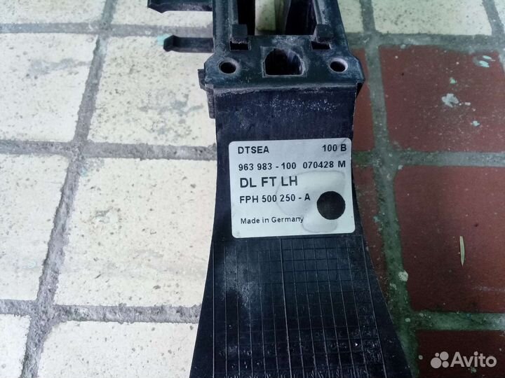 Кронштейн ручки двери передний левый Discovery3,4