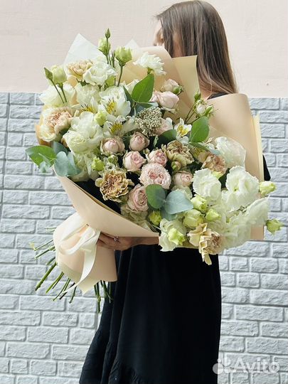 Букет с эустомой, розами и диантусами