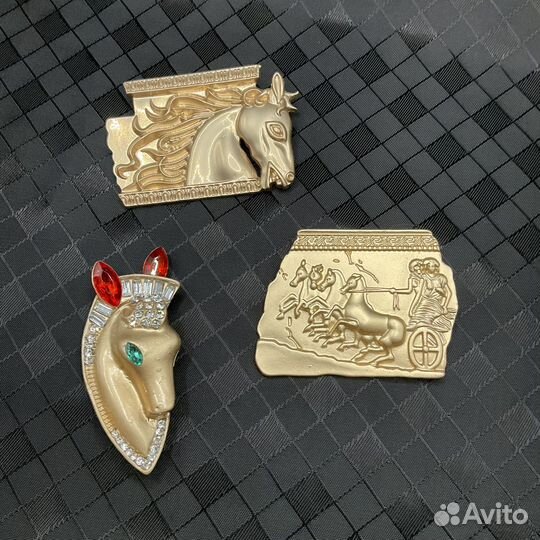 Брошь конь