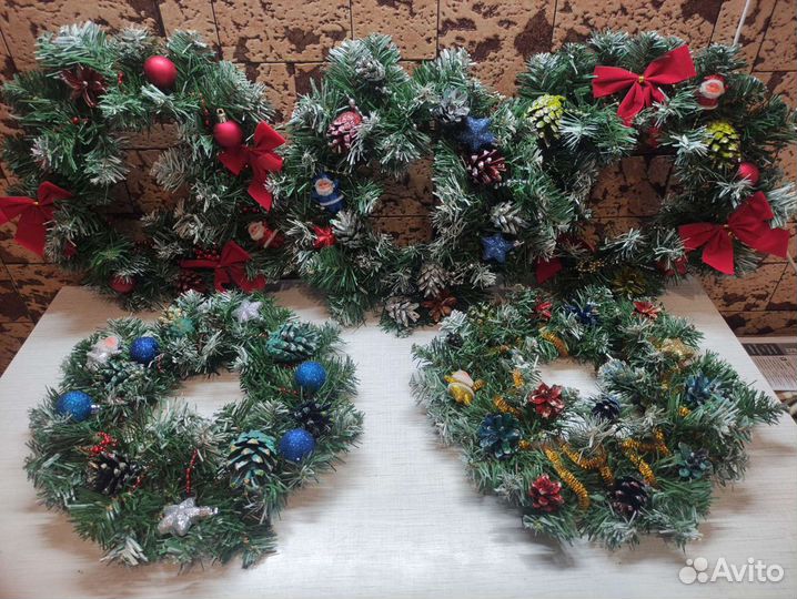 Новогодние предметы для украшения офиса и дома