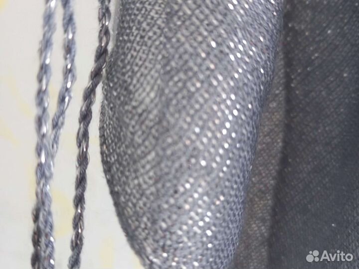 Серебристый палантин с бахромой