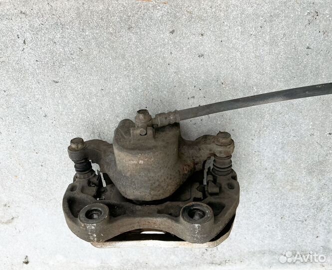 Суппорт передний правый Nissan Skyline NV35