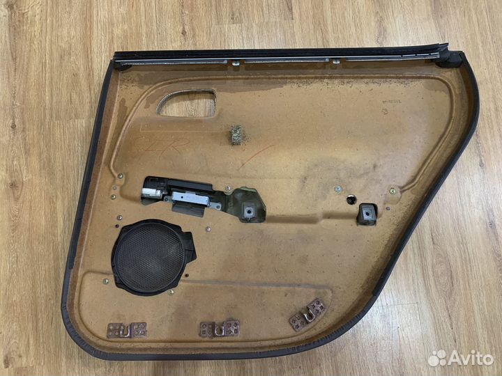 Обшивка задей левой двери toyota cresta 90