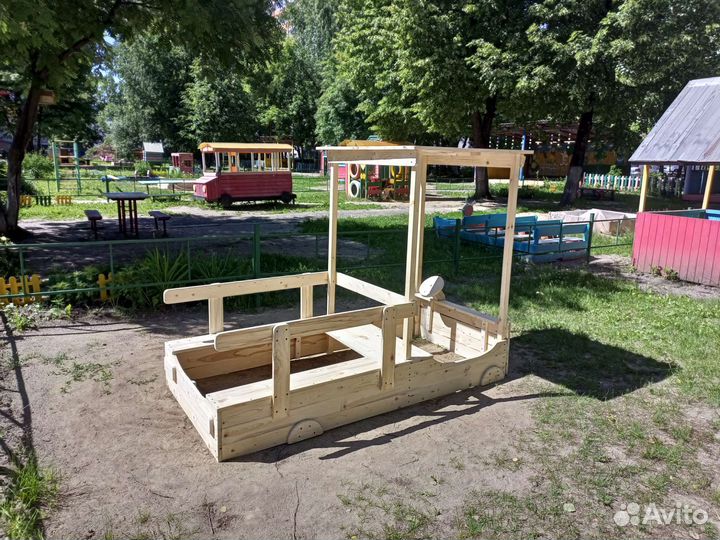 Деревянная машинка для детской площадки