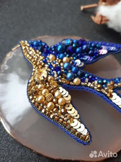 Брошь Ласточка из бисера в сине-золотом цвете