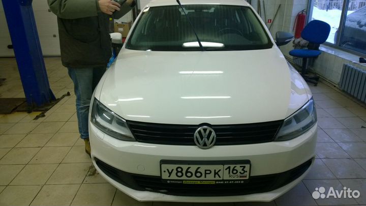 Лобовое стекло Volkswagen Jetta с молдингом