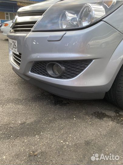 Бампер передний на Opel astra h. Передний