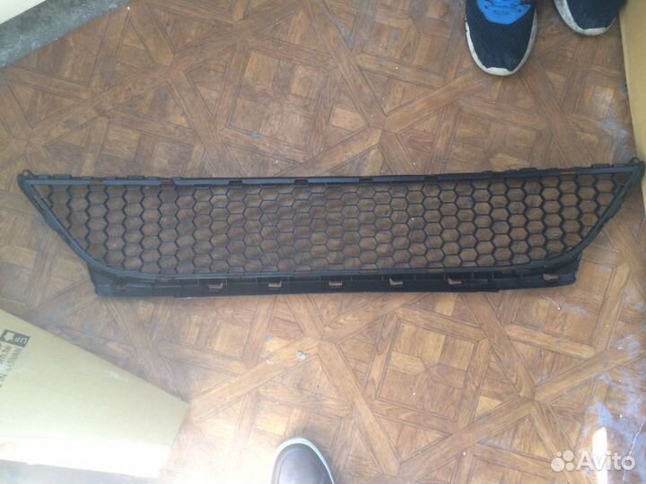 Решетка в пер. бампер центр. Renault Logan 09-15