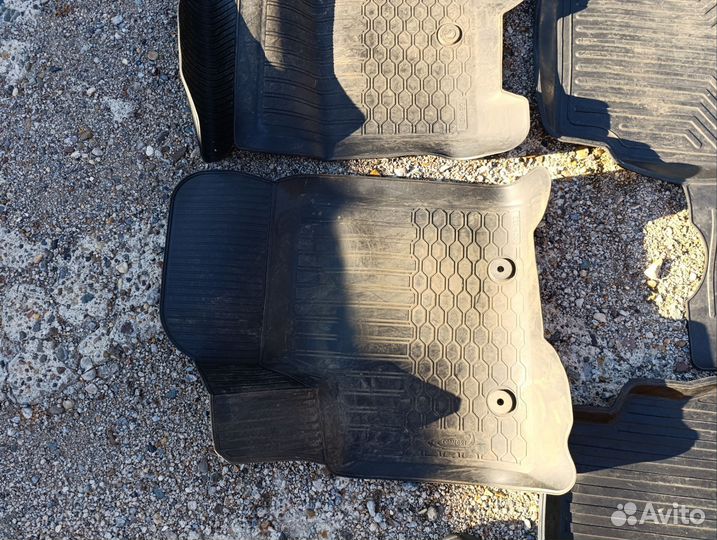 Продам комплект автомобильных ковриков Авео т250