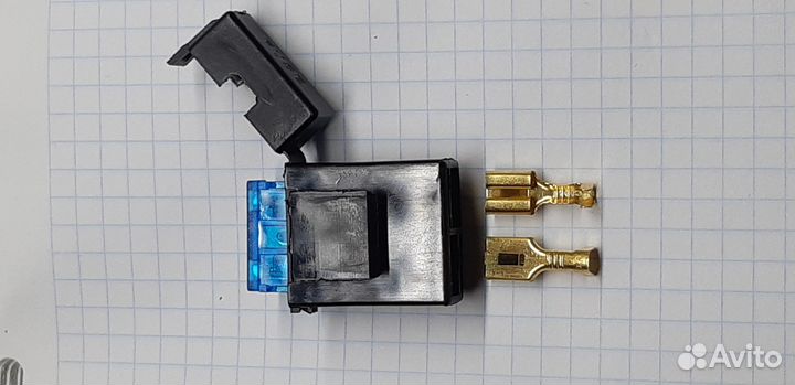 Держатель флажкового предохранителя автомобильный