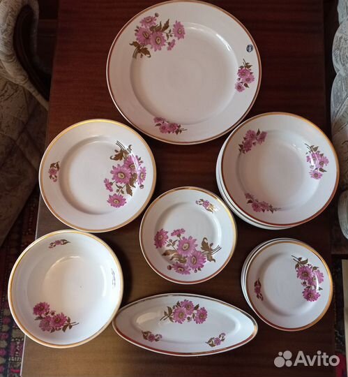 Столовый набор тарелок