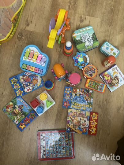 Игрушки и книжки для малышей пакетом