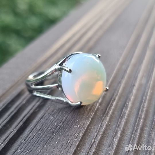 Кольцо с крупным камнем