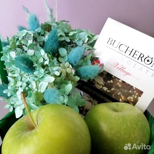 Зеленая корзина с букетом