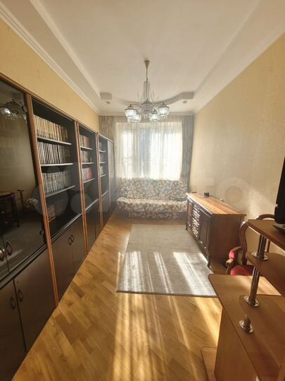 3-к. квартира, 100 м², 1/3 эт.