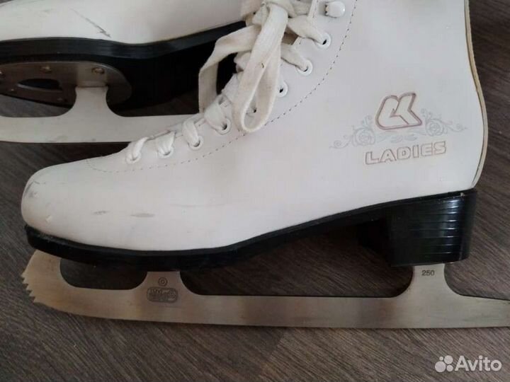 Коньки фигурные женские 38 размер