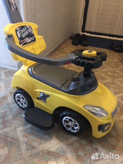 Детская машинка каталка с ручкой