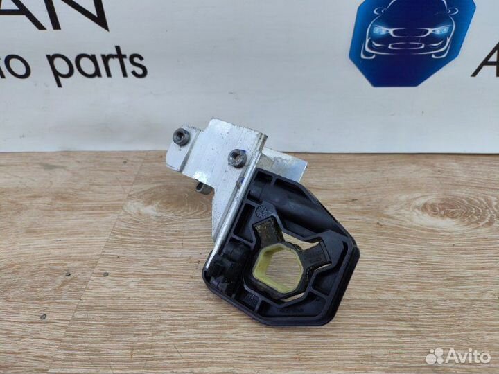 Кронштейн радиатора правый Bmw 3 F30 N20B20 2012