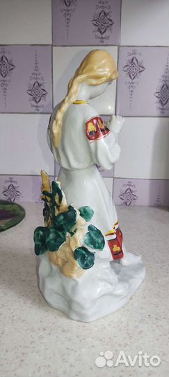 Фарфоровая статуэтка 