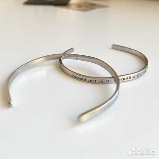 Браслеты с гравировкой / жемчужные украшения