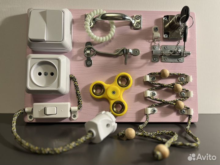 Бизиборд розовый