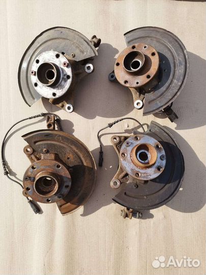 Передний левый поворотный кулак Renault Duster