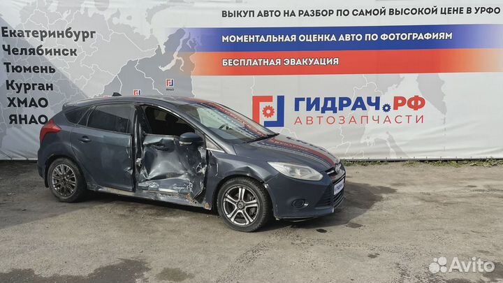 Отражатель в бампер задний левый Ford Focus 3 1763040