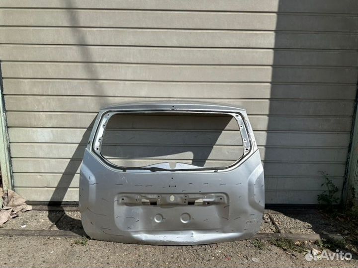 Крышка багажника Renault Duster 1