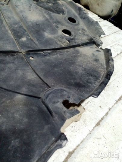 Пыльник двигателя Toyota Camry 70
