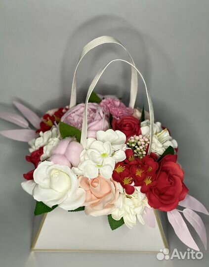 Букеты на 8 марта, подарок, сумочки
