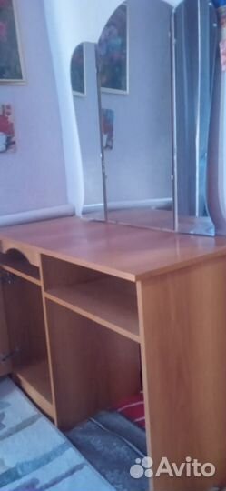 Косметический столик с зеркалом