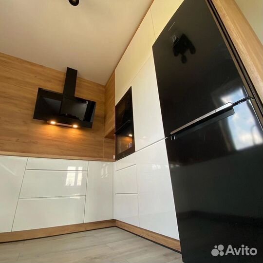 Кухня у окна на заказ