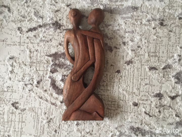 Деревянная фигура мужчины и женщины для интерьера