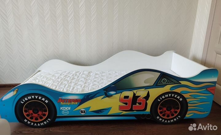 Детская кровать-машинка