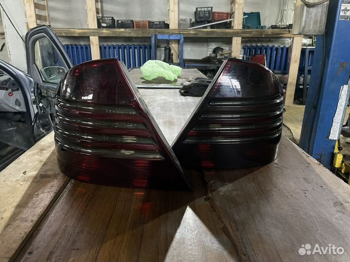 Задний фонарь w220