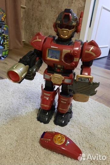 Игрушка робот на пульте управления